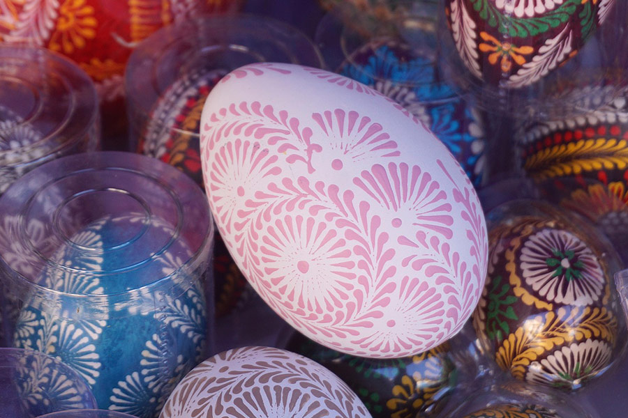 Huevos de Pascua hermosos colores de pintura