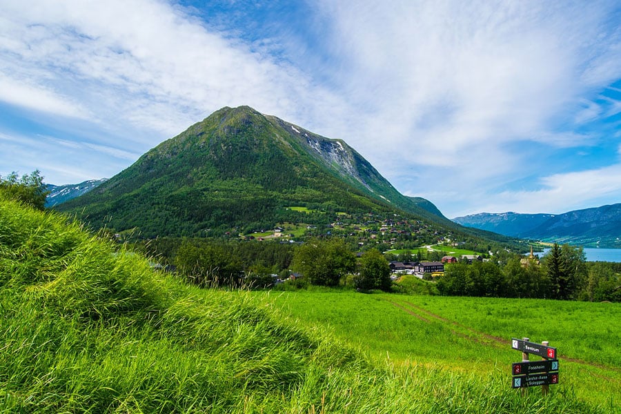 Paisaje montañoso de Escandinavia con pequeño pueblo