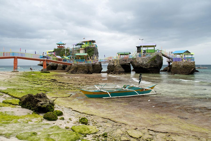 Complejo turístico popular en la isla Gibitngil, Filipinas, con puente