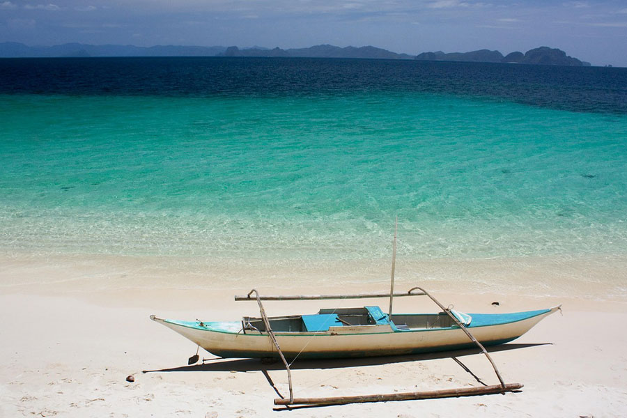 Barco tradicional filipino llamado bangka