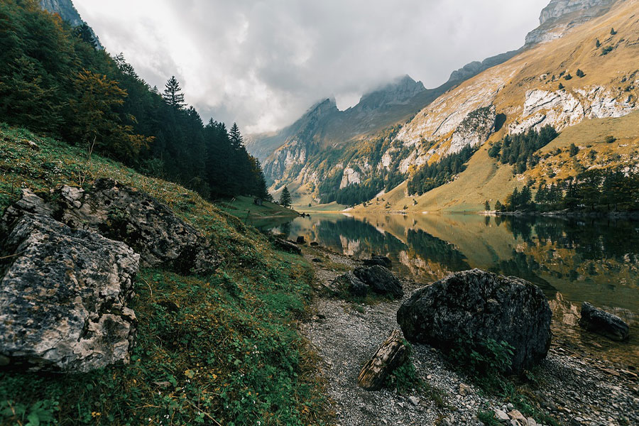 El pintoresco lago de montaña Seealpsee