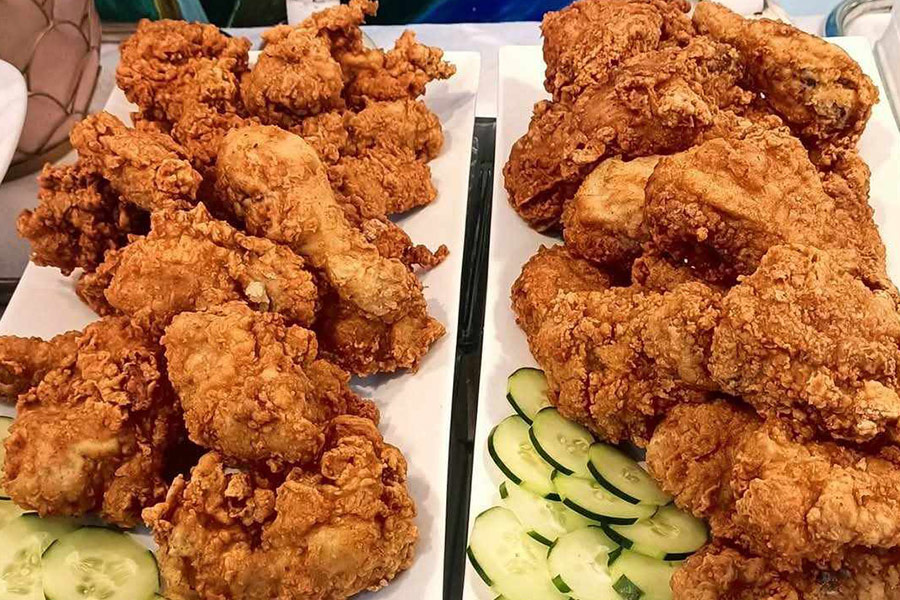 Pollo frito con guarnición de pepino