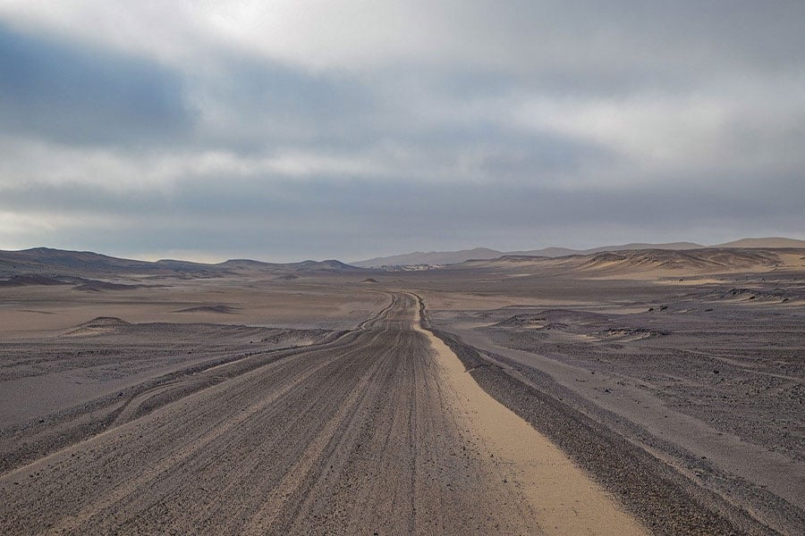 Carretera desértica en el parque nacional de la costa de los esqueletos