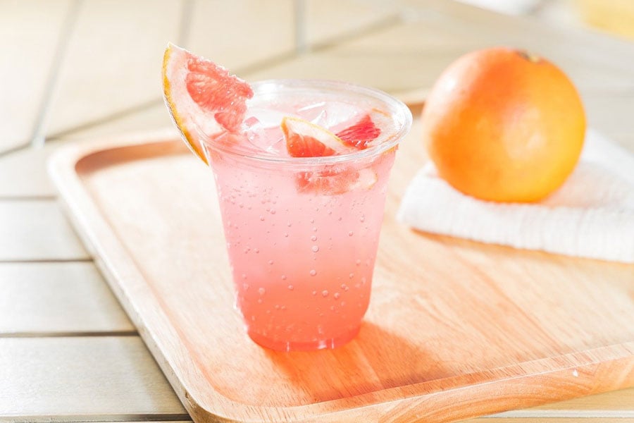 Refresco de pomelo fresco de verano, bebida rosa