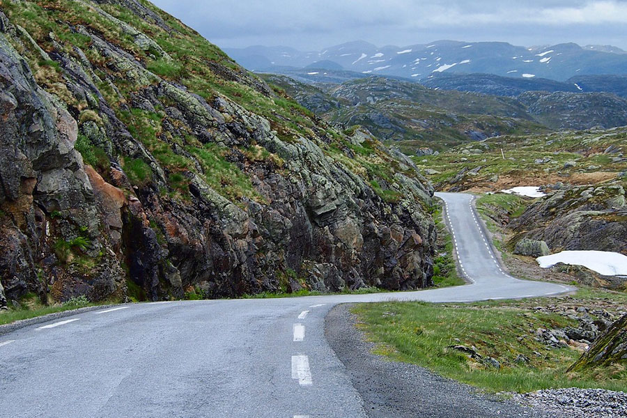 Paisajes sinuosos de carreteras de montaña de Noruega