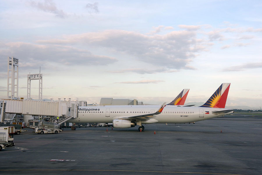 Avión de Philippine Airlines atracado en una puerta