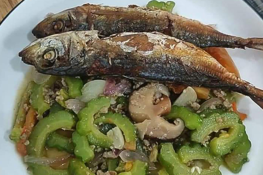 Plato asiático de verduras y pescado frito
