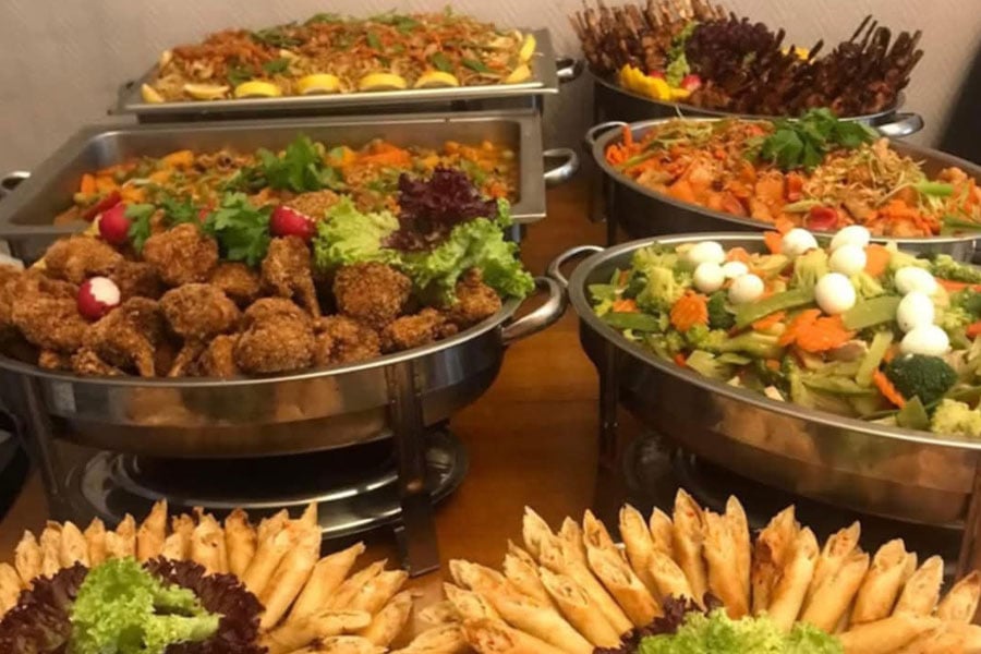 Amplio buffet con platos variados.