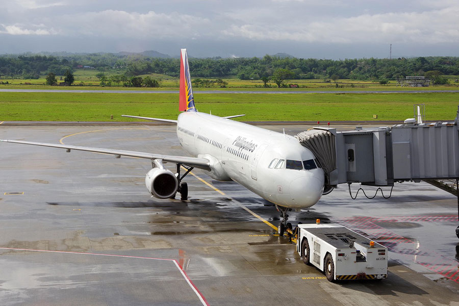 Avión de Philippines Airlines en la puerta de embarque