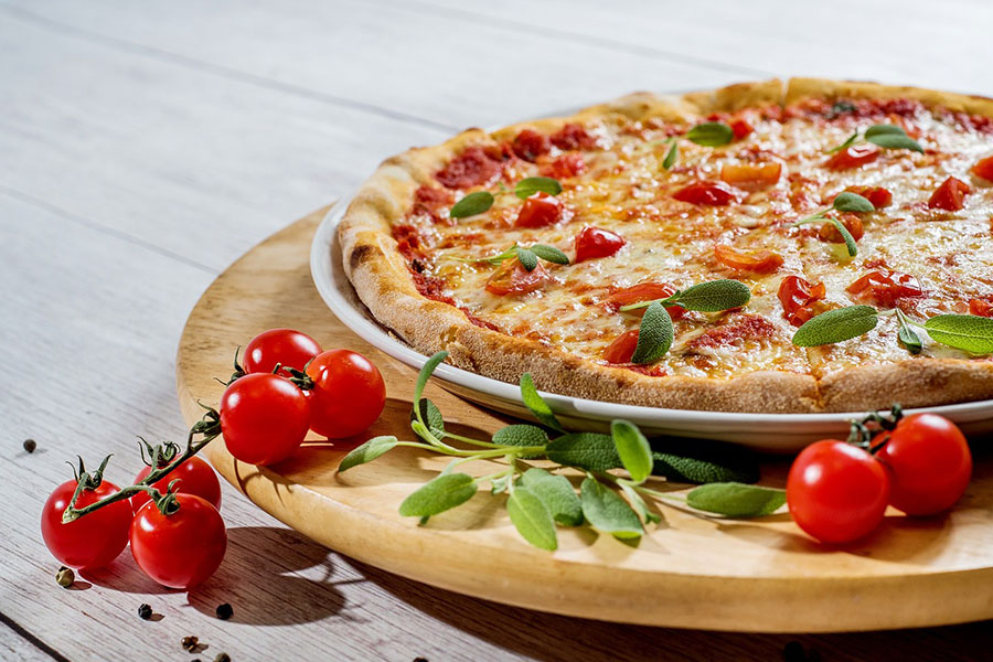 Pizza margarita lista para comer