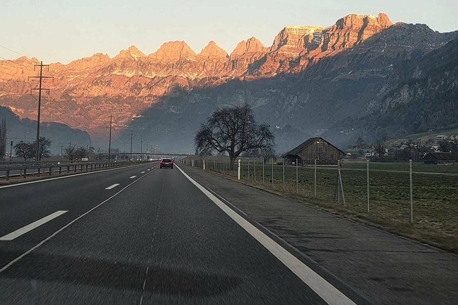 Paisaje de carretera con la montaña Churfirsten