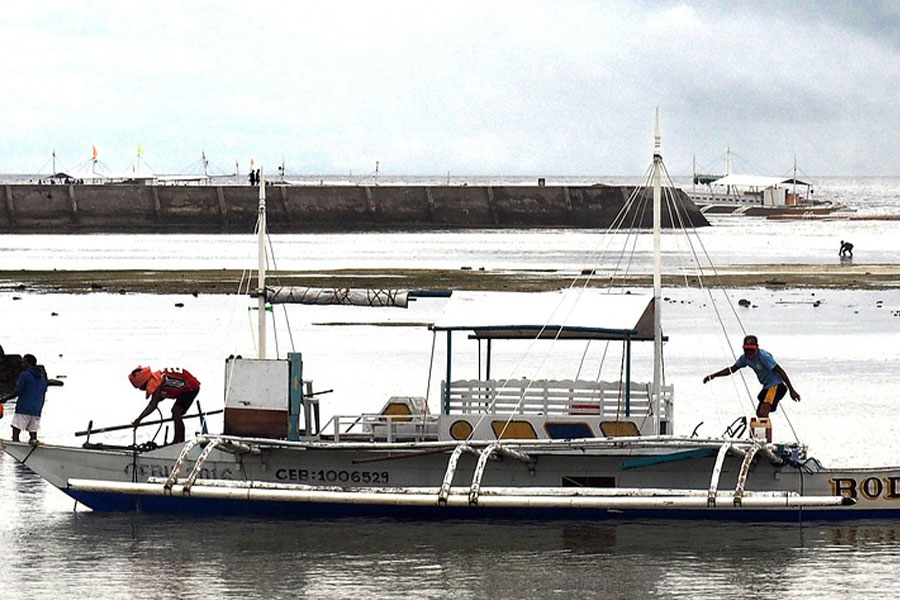 Barco de pesca con estabilizadores