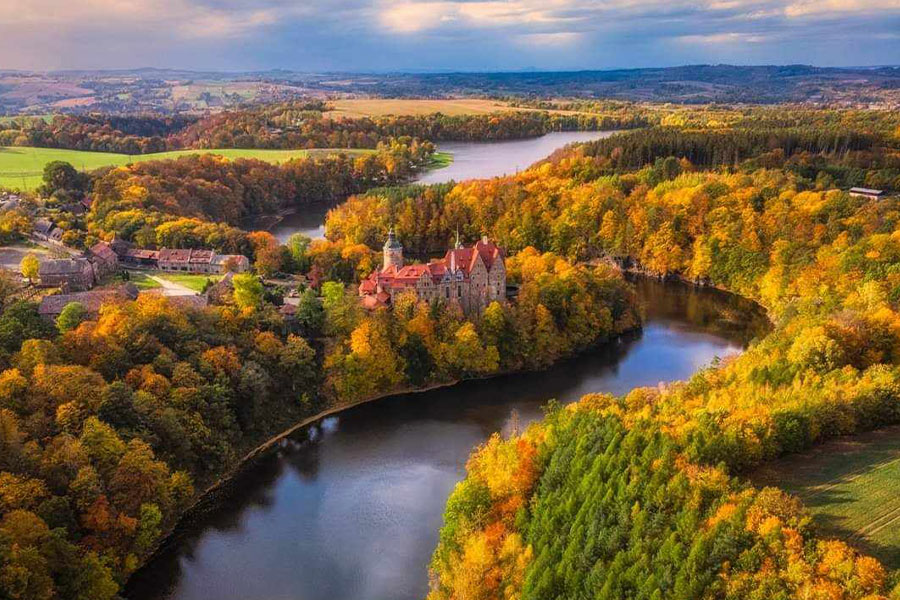 Schloss Czocha in Niederschlesien Polen Herbst Naturlandschaft