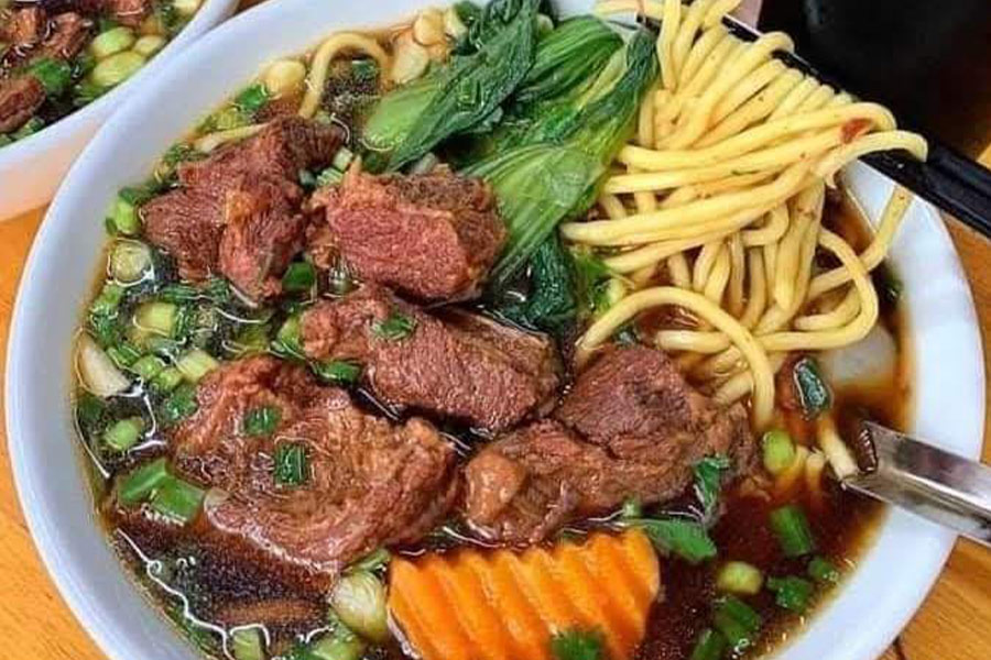 Rindfleisch-Nudelsuppe mit Karotten