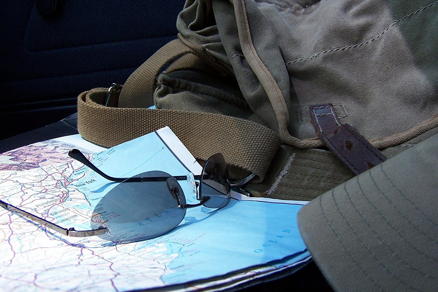 Mappa stradale occhiali da sole altre cose viaggiatore