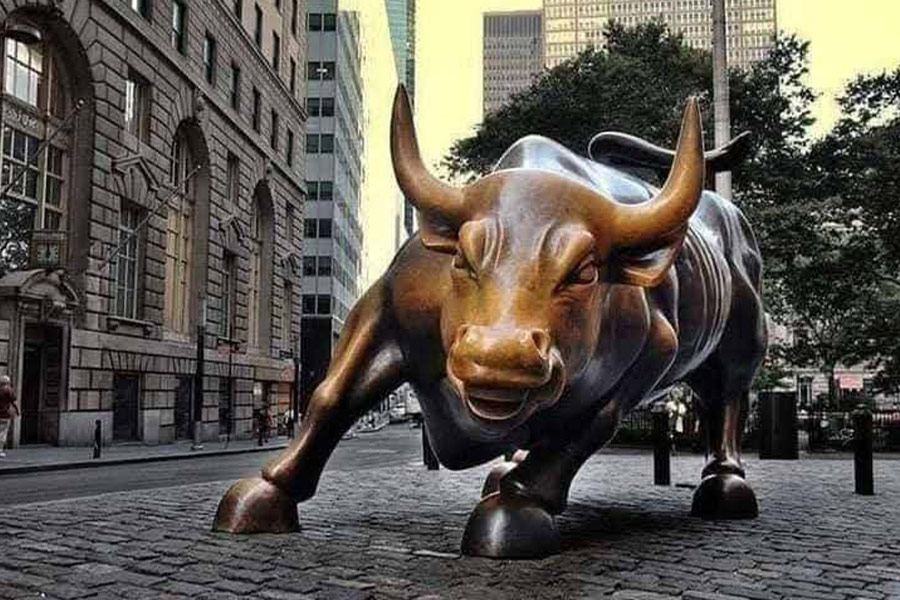 Charging bull Arturo Di Modica sculpture