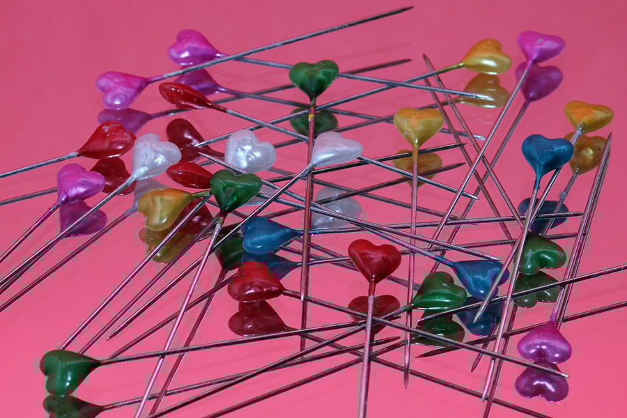 Pin con forma de corazón multicolor