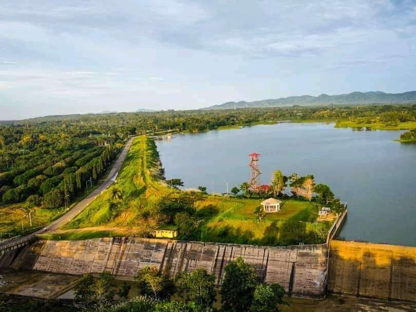 Photographie aérienne de l'irrigation par l'eau du barrage