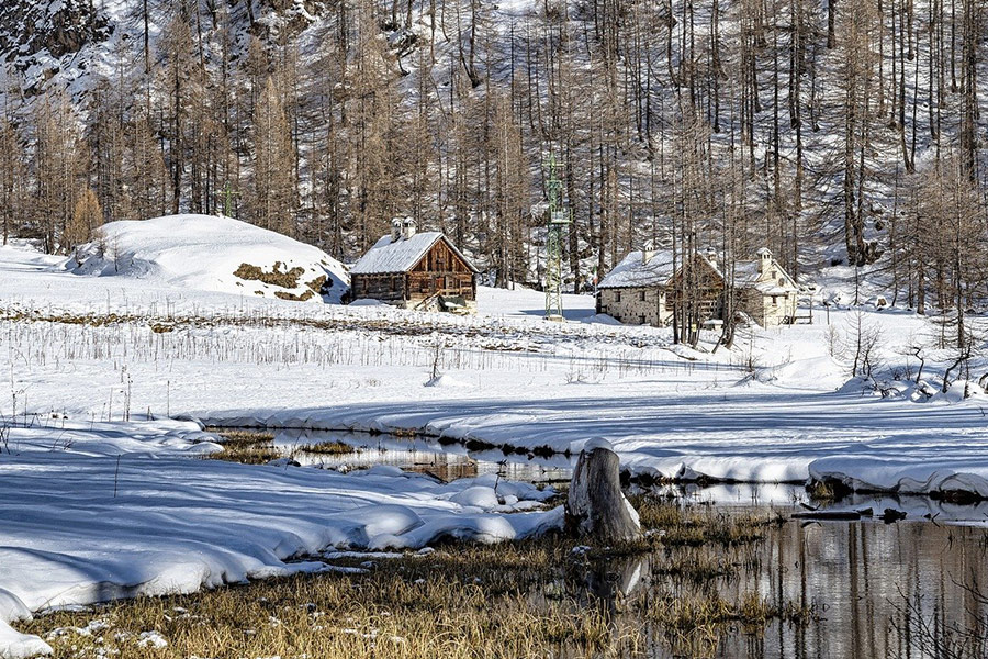 Winterhuizen schuur rivier bos
