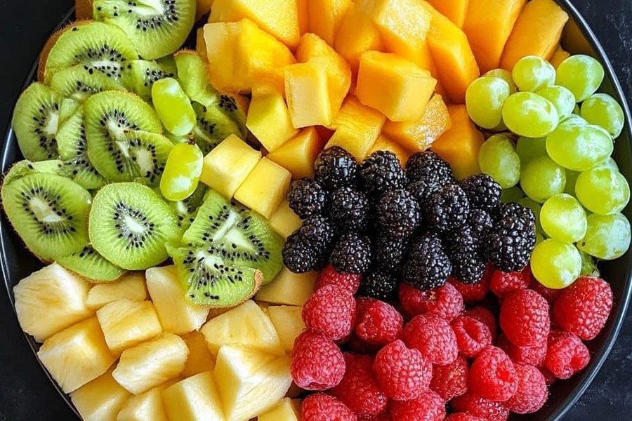 Variedad de frutas frescas en rodajas