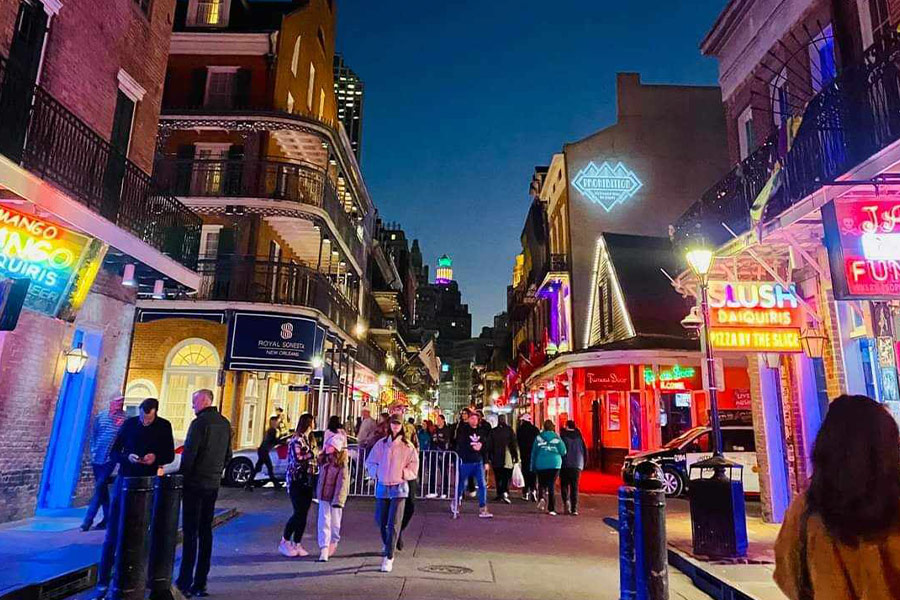 People in the city night