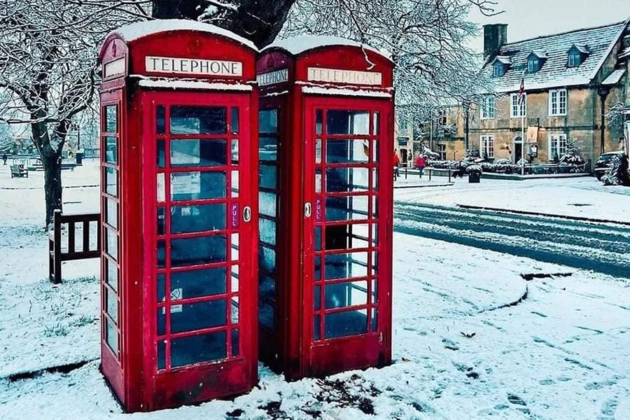 London verschneiten Tag rote Telefonzelle