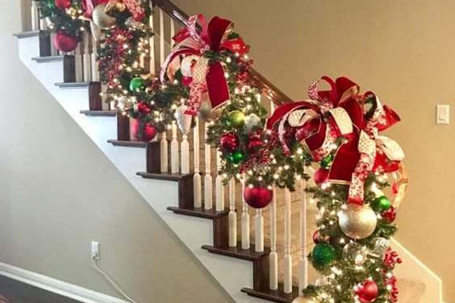 Stairwell christmas decorations