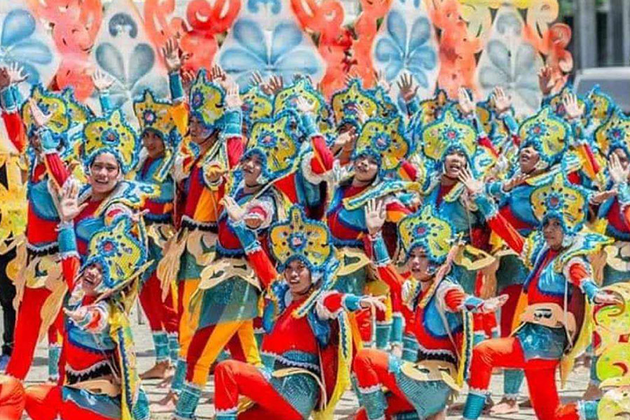 Traje colorido del festival sinulog