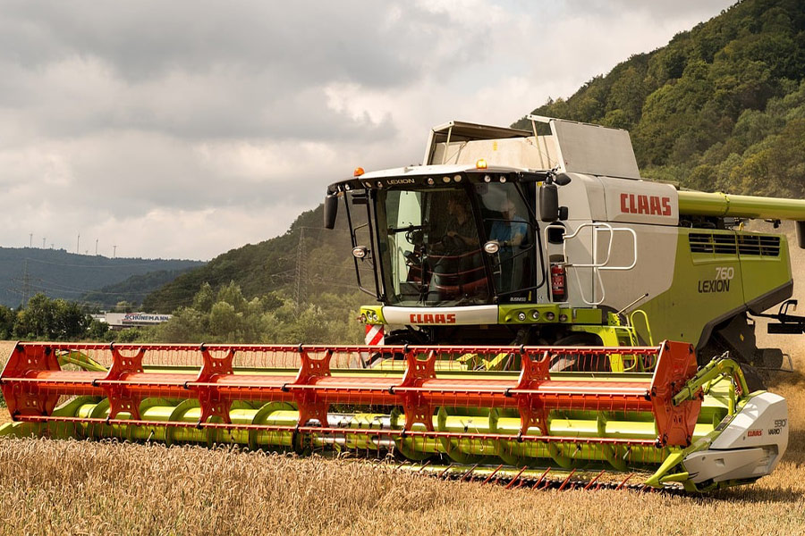 Mähdrescher im Feld