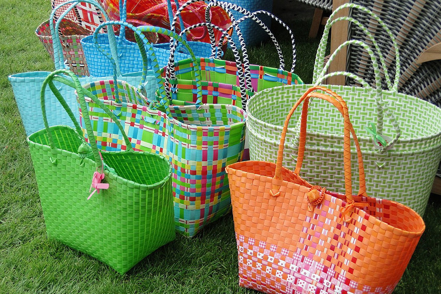 Bolsas de ratán multicolor
