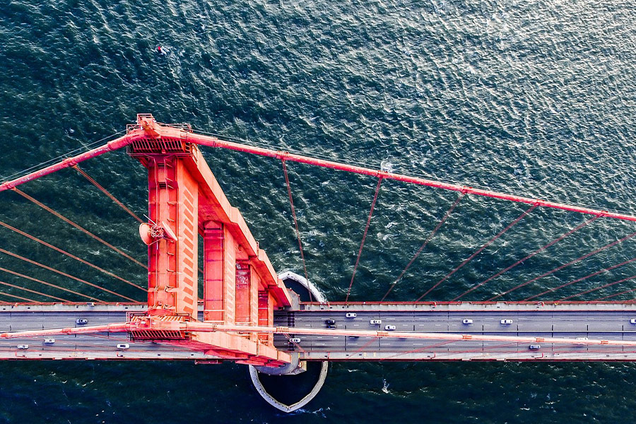 Puente y coches en el cielo