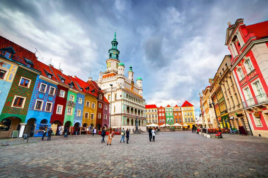 Ayuntamiento colorido edificio Polonia