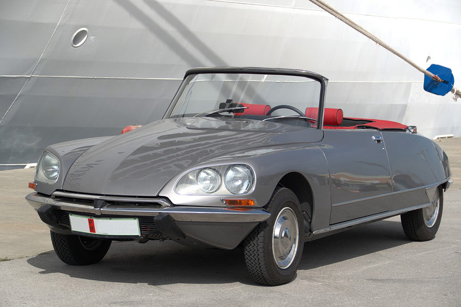 Wie ein graues Retro-Auto