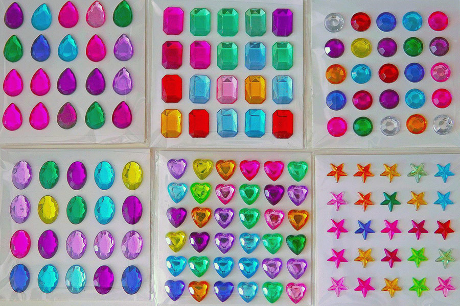 Uso de la moda del arte de los diamantes de imitación.