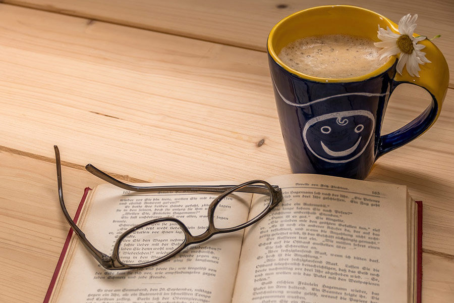 Buch zum Lesen beim Kaffee am Morgen