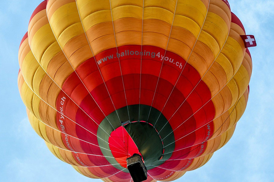Bunter Heißluftballontransport