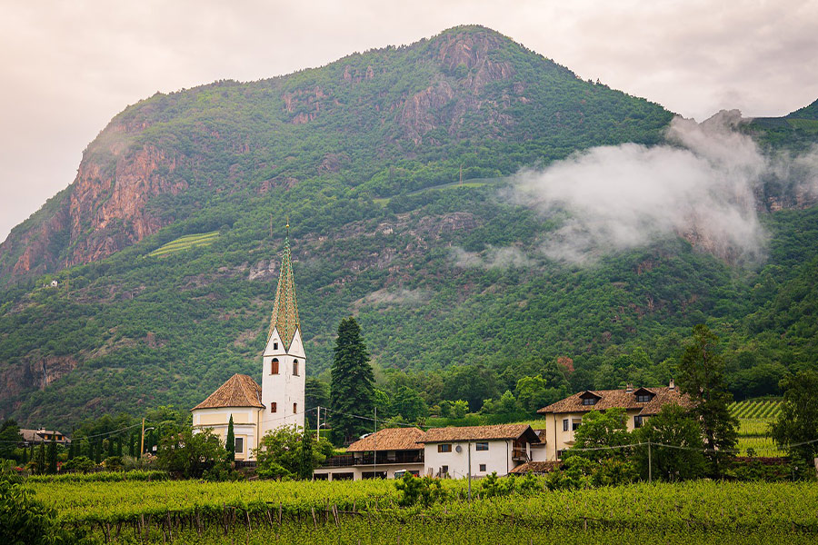 Bozen Italien Berglandschaft Häuser Kirche
