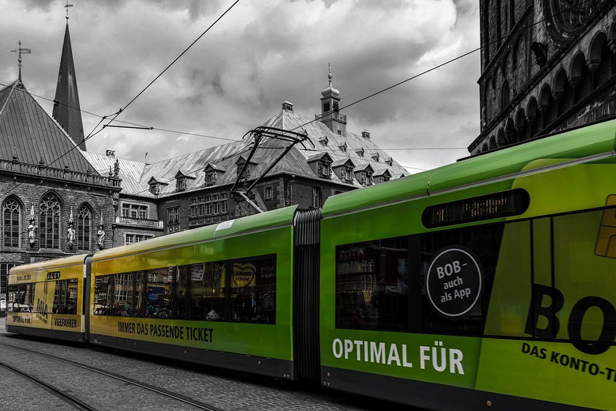 Grüne Straßenbahn unterwegs