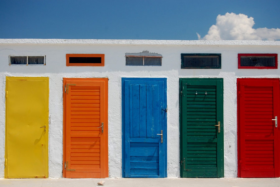 Puertas cerradas coloridas