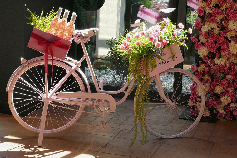 Rosa Fahrrad und Dekoration