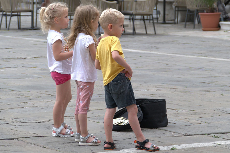 Kinder spielen im Freien