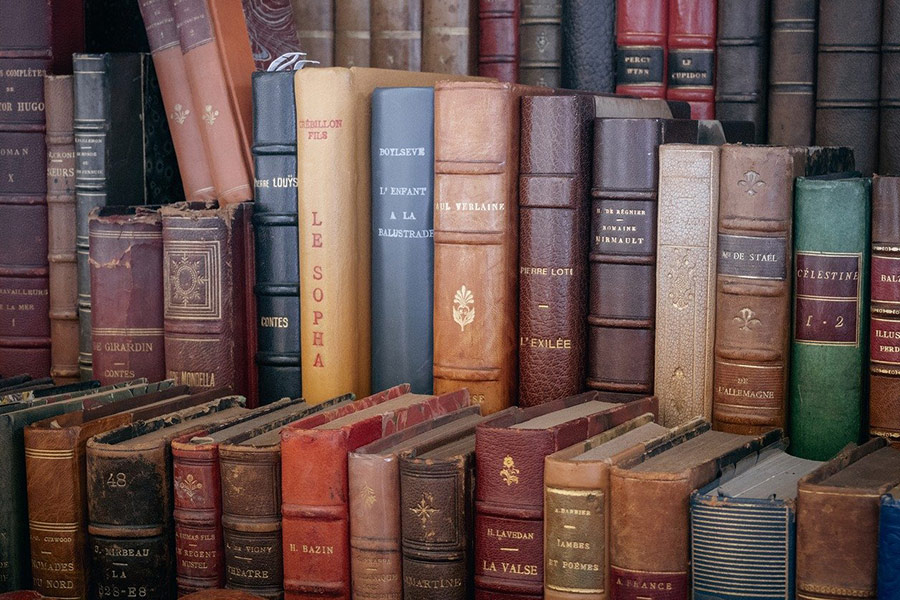 Bücherregal voller alter Bücher