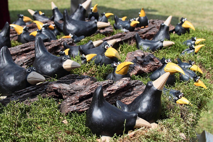Vogelschwarm aus Keramik als Dekoration